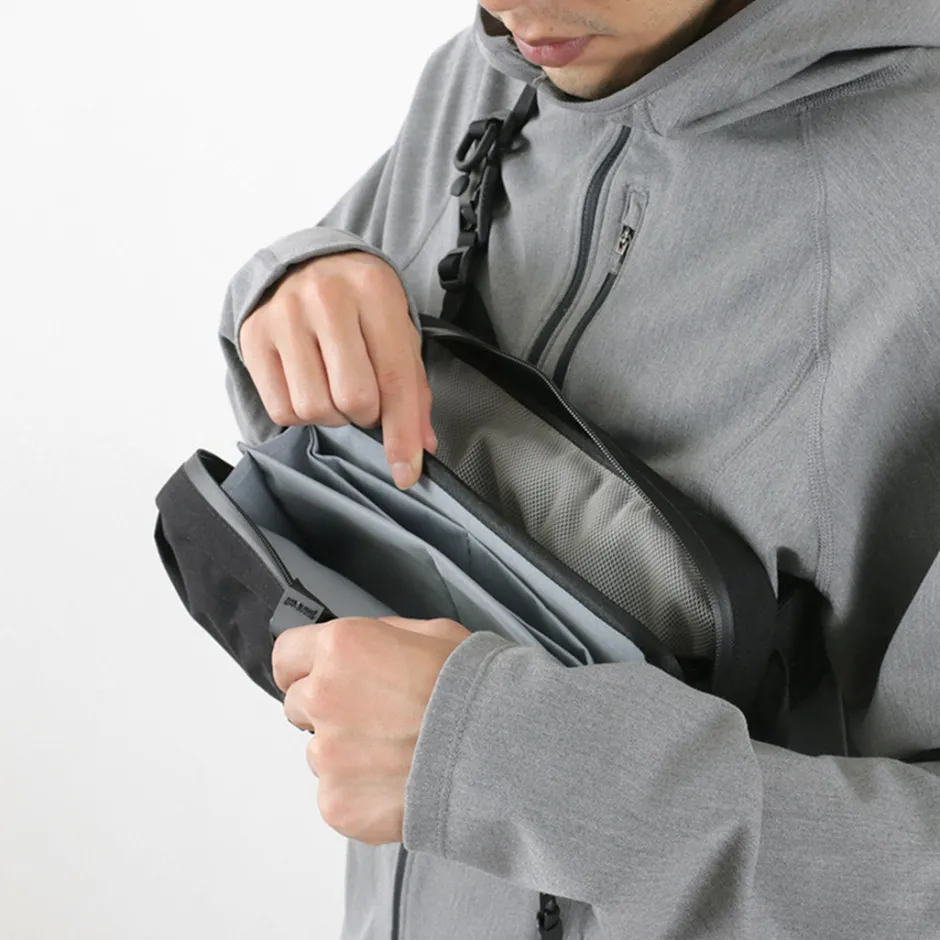 Shoulder Bags^BLACK EMBER / TECH KIT SLING black